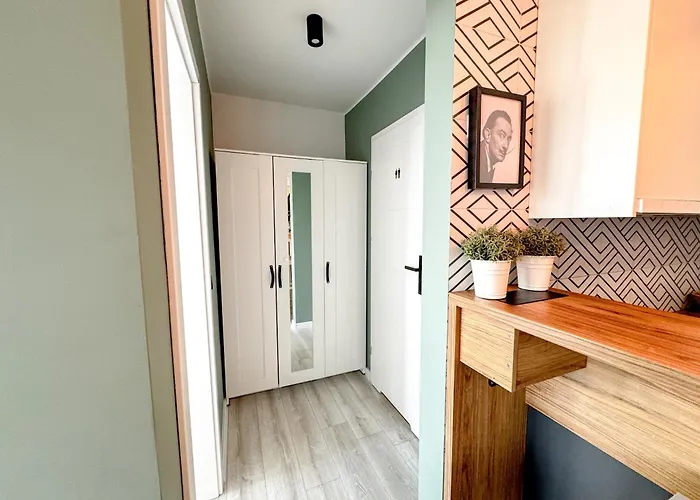 Apartment 2mins Skytower! Stylish 2bd Kitchen, Balcony! Near Train *