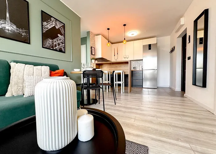 2mins Skytower! Stylish 2bd Kitchen, Balcony! Near Train