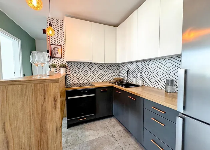 Apartment 2mins Skytower! Stylish 2bd Kitchen, Balcony! Near Train