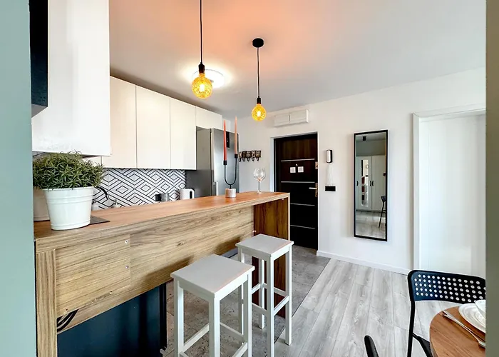 Apartment 2mins Skytower! Stylish 2bd Kitchen, Balcony! Near Train Wroclaw