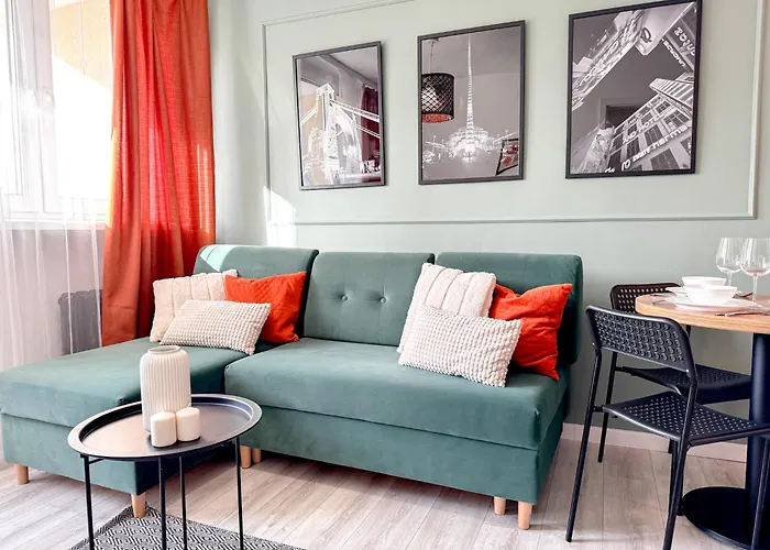 Apartment 2mins Skytower! Stylish 2bd Kitchen, Balcony! Near Train *