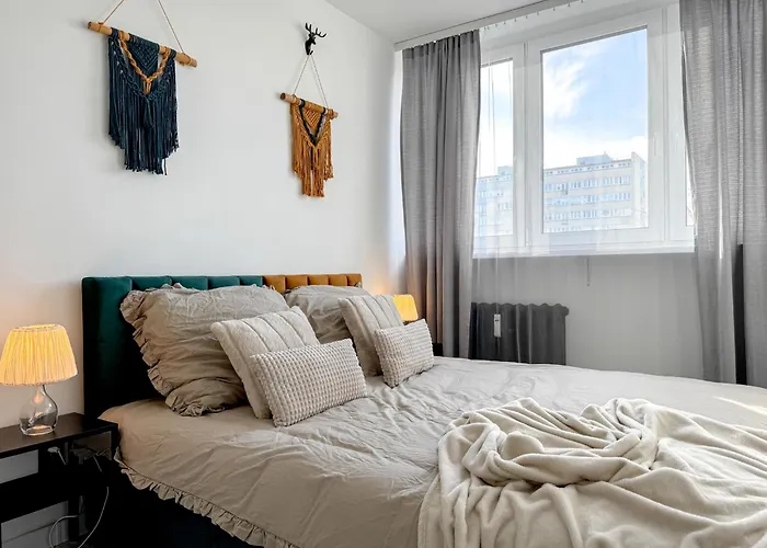 2mins Skytower! Stylish 2bd Kitchen, Balcony! Near Train Wroclaw