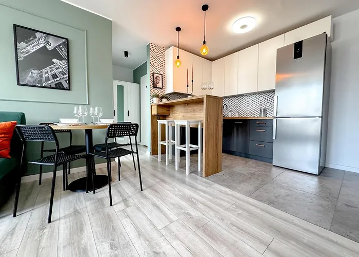 2mins Skytower! Stylish 2bd Kitchen, Balcony! Near Train * Wroclaw