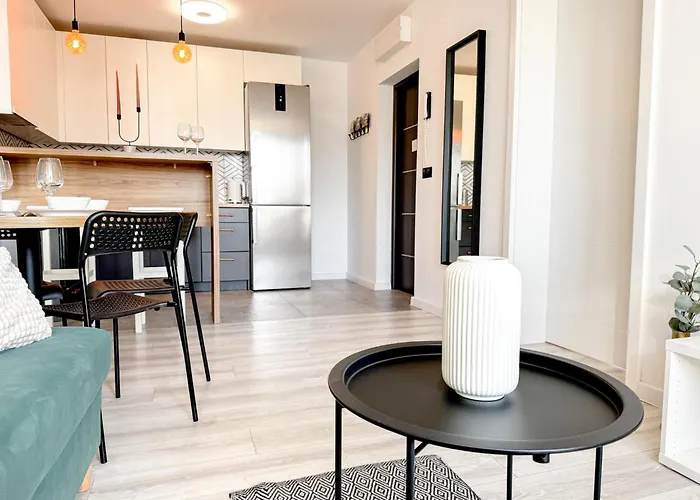 2mins Skytower! Stylish 2bd Kitchen, Balcony! Near Train Wroclaw